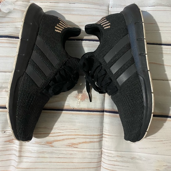 Women Adidas Swift Run - Picture 2 of 6